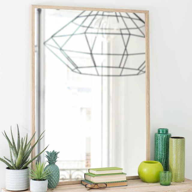 Miroir en bois Zappy, L 80 x H 110 cm, 69,99 euros ; Statuette ananas en céramique Jungle, H 24 cm, 16,99 euros ; Yucca en pot artificiel, H 8 cm, 9,99 euros ; Vases en grès cérame verts, 10,99 euros et 16,99 euros, Maisons du Monde.