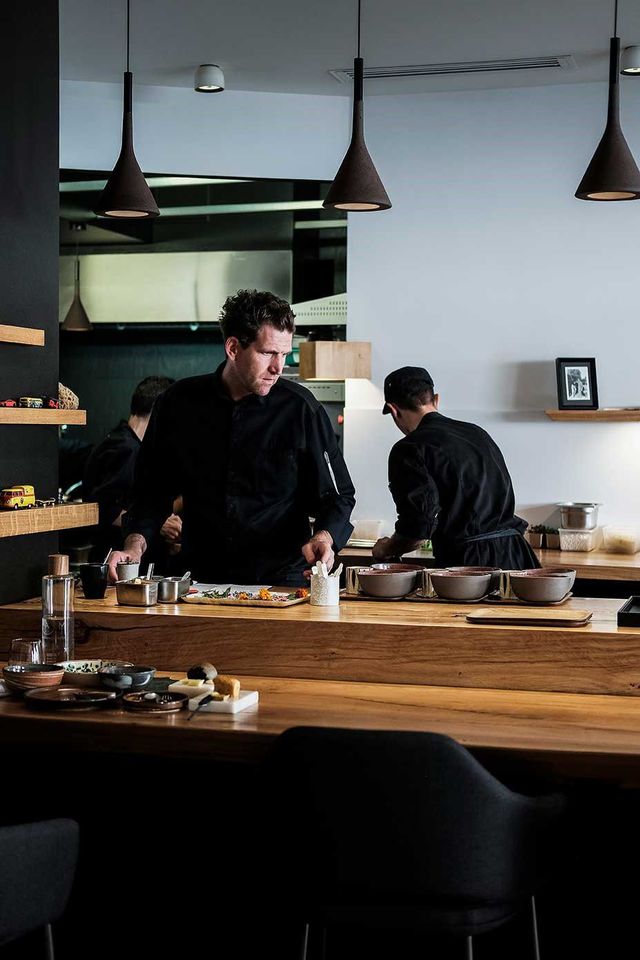 De ses souvenirs d'enfance, entre l'Afrique et l'Île de Ré, Alexandre Mazzia garde la saveur des poissons grillés et un goût pour les épices.