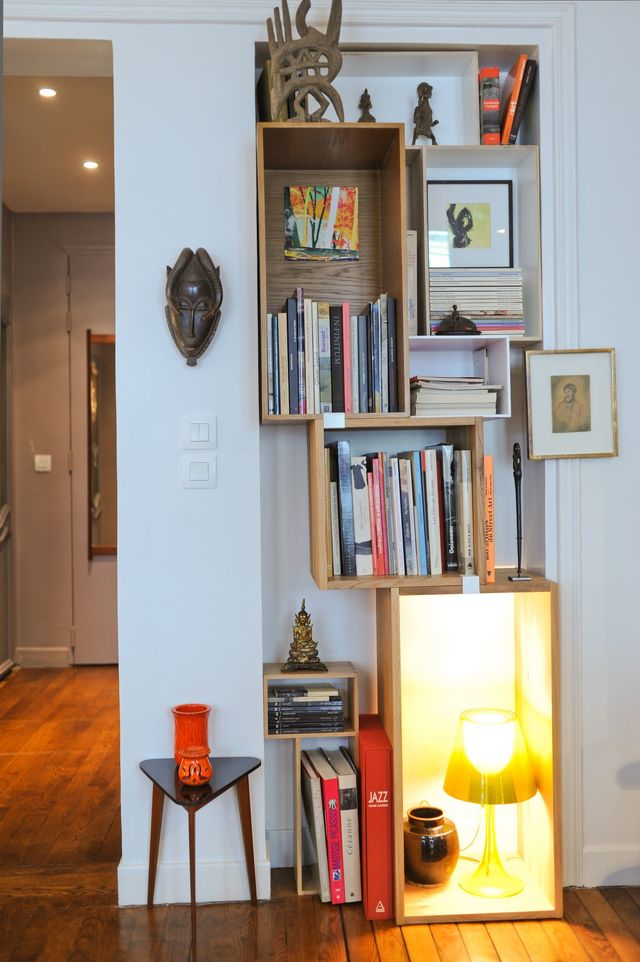 Assemblage de petites caisses pour créer une bibliothèque