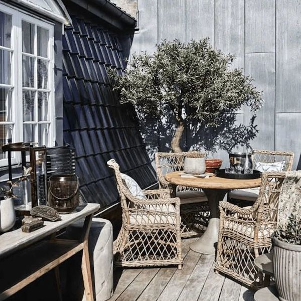 Une table avec un pied central permet de gagner de l'espace sur le balcon