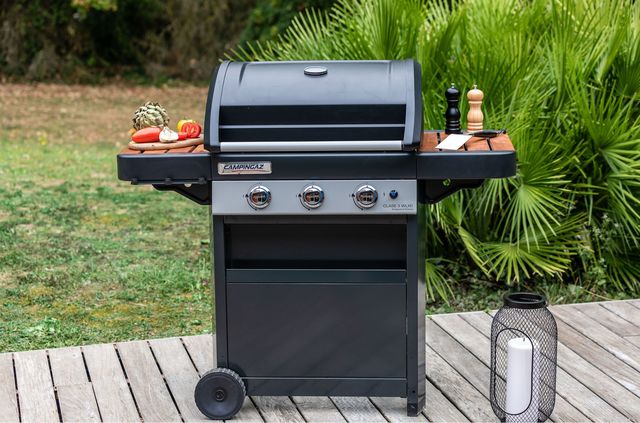 Barbecue au gaz Campingaz, grill, plancha et four, avec trois brûleurs inox, pour douze personnes. À partir de 459,90 euros.