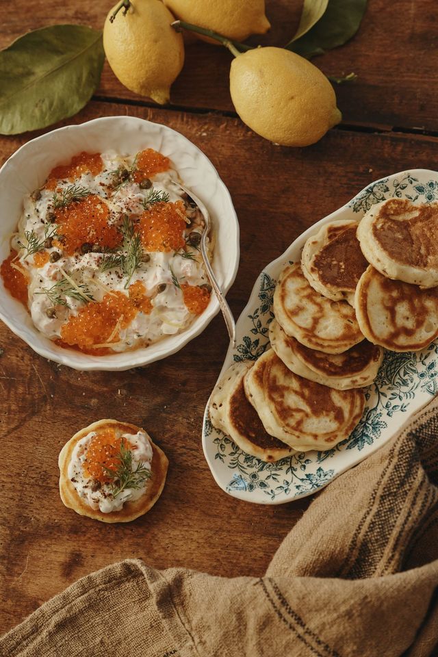 Pour un apéritif de fêtes, le dip de truite et ses blinis maison par Miss Maggie's Kitchen peut se préparer à l'avance.