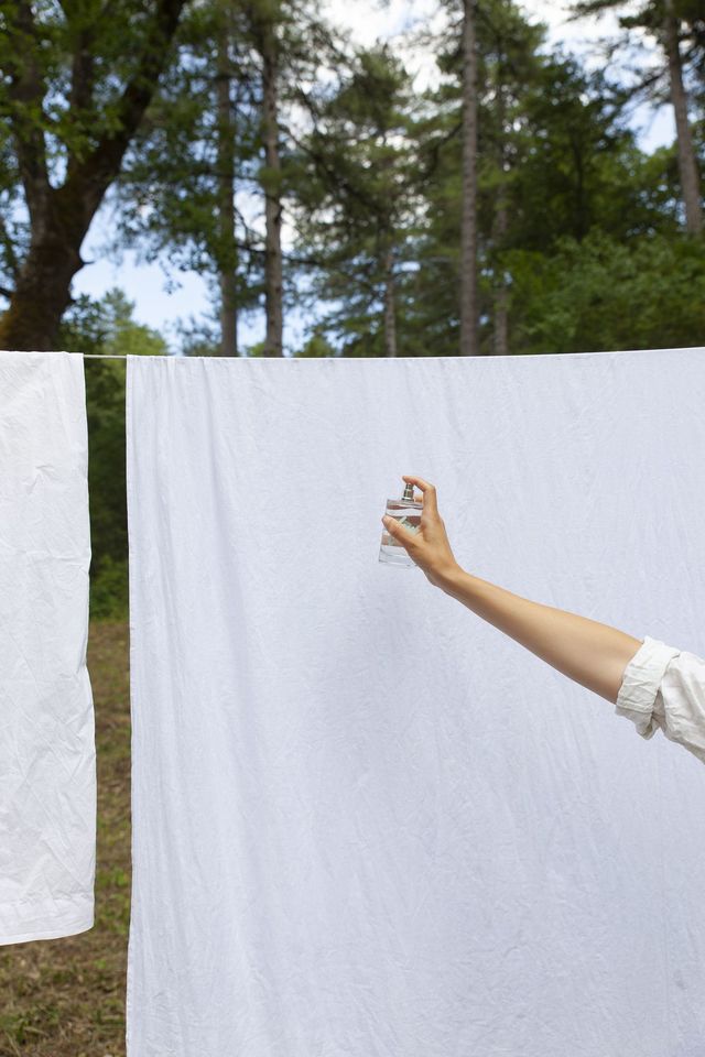 Avec douceur, la brume parfumée a l'avantage d'être simple d'usage tout en diffusant une bonne odeur à travers les pièces.