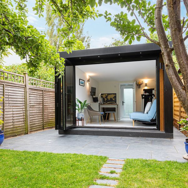 Un bureau au fond du jardin avec un container aménagé