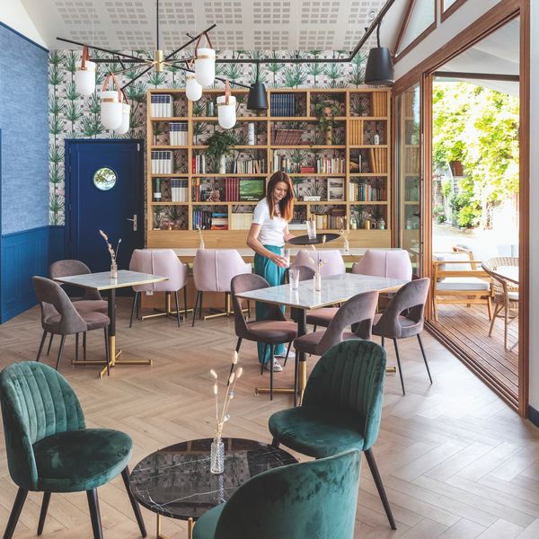 1. Julie Deneuville, dans son café L'Annexe, idéal pour bruncher ou boire un verre à Nernier