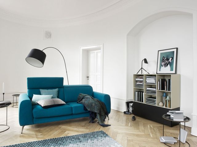 Canapé-lit Madison, tissu Lux Felt blue et piétement en aluminium, L 210 x P 107/210 x H 82 cm - prix 3 039 euros, BoConcept