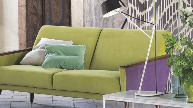 Wedge Sofa. 2 places, structure bois recouvert de tissu Cassia Alchemilla. L 148 H 78 P 80 cm, 2 850 euros, Designers Guild.