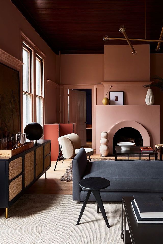 Cheminée contemporaine, arrondi, peinte en rose. Photo de West Elm via Pinterest