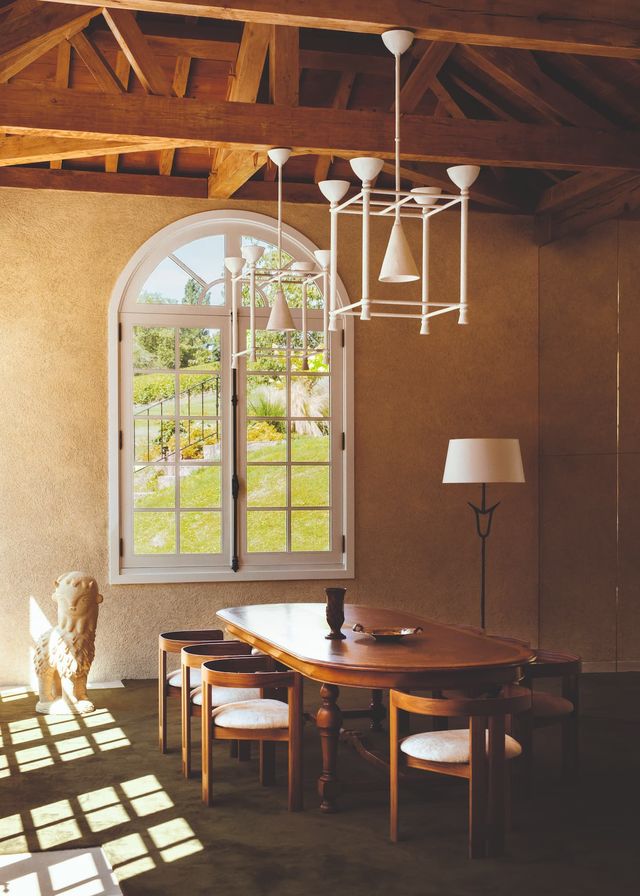 Dans la pièce de dégustation, sous les suspensions en plâtre de Pierre Castanier, chaises de Tobia Scarpa, réédition, Tacchini et table vintage ; lampadaire en fer forgé Barracuda Interiors et sculpture bestiaire de Laurent Dufour.