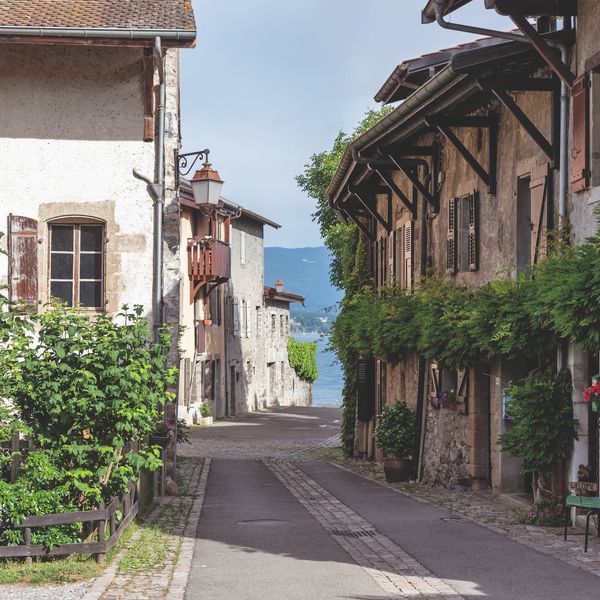 Une des rues de la cité médiévale d'Yvoire