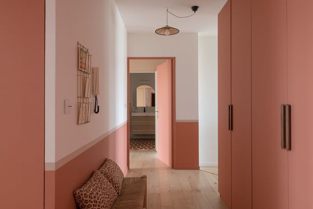 Rien ne vaut la couleur pour égayer une entrée en manque cruel de vie et de luminosité. La terracotta permettait d'apporter de la joie dès la porte de cet appartement lyonnais poussée. Réalisation Bénédicte Frère.