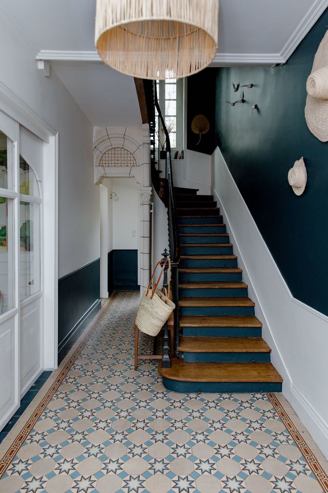 Entrée d'une maison ancienne avec carreaux de ciment, escalier en bois. Réalisation Maud's Archi - Marie-Maud Beaupérin