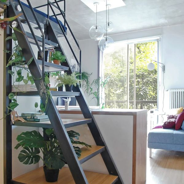 L'escalier fait aussi office d'étagère déco