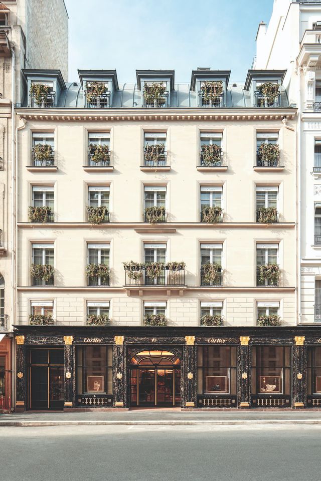 La mythique façade a été conservée et abrite le nouvel écrin de la maison Cartier. Pour la magnifier, Mathilde Laurent, créatrice des parfums Cartier, a travaillé avec le Studio Mary Lennox, spécialisé dans le stylisme floral, pour concevoir un décor végétal.