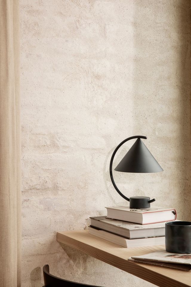 Plus d'info : lampe Meridian, en métal enduit de poudre et plaqué laiton, plusieurs coloris possibles, H 26 cm, LED intégré, 193 euros, Ferm Living.