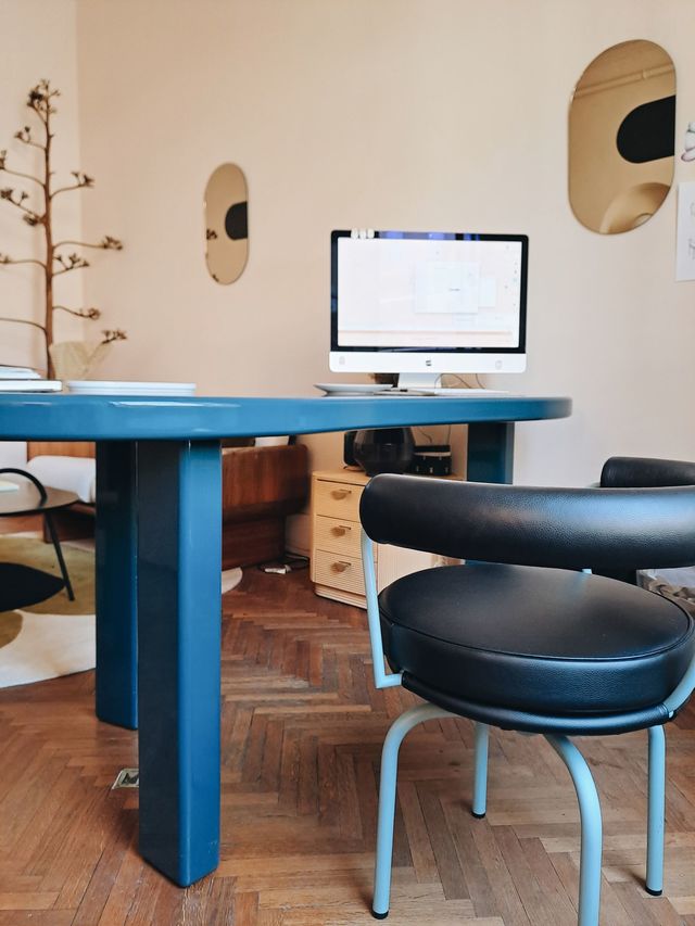 Derrière son bureau, Margaux s'installe sur un fauteuil Charlotte Perriand. Un geste simple mais symbolique pour elle, qui admire le travail avant-gardiste de la designer, d'une autre époque mais toujours très inspirante.