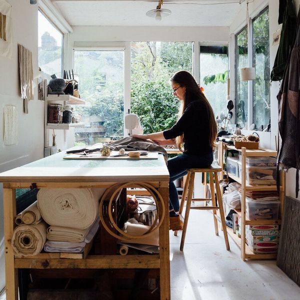 Un atelier s'ouvre complétement sur le jardin avec une grande fenêtre