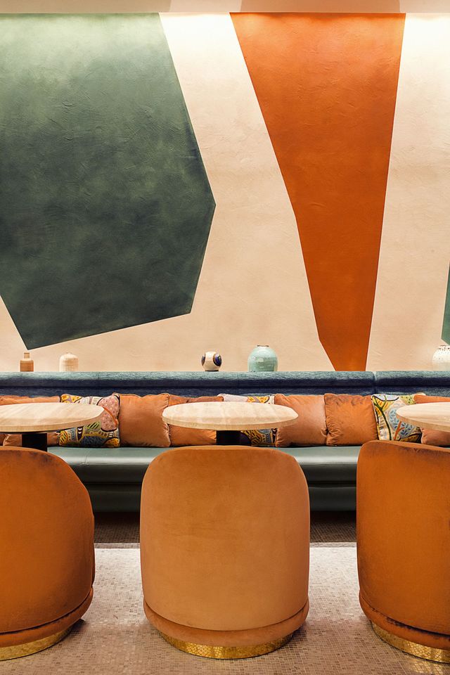 Le café Pierre Hermé, situé avenue des Champs-Élysées, met à l'honneur la couleur. Des associations de nuances audacieuses qui traduisent le penchant du chef pour les intérieurs contemporains et dynamiques.