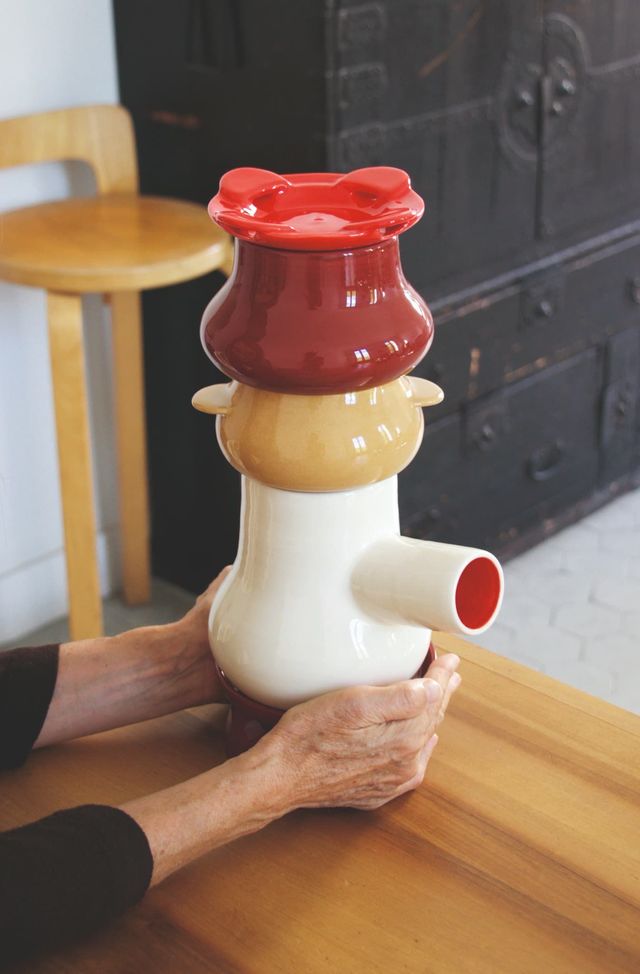 Signée Pierre Audouard, la "Colonne Gyptis" revisite les ustensiles traditionnels de la cuisine marseillaise (daubière, mortier) en un empilement joyeux et hétéroclite.