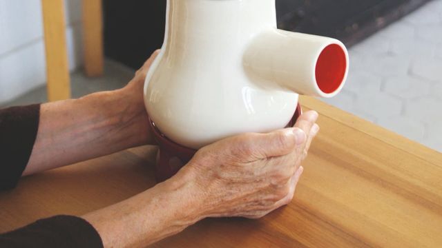 À Marseille, Manufacturistes dévoile sa lecture du patrimoine phocéen
-
Signée Pierre Audouard, la "Colonne Gyptis" revisite les ustensiles traditionnels de la cuisine marseillaise (daubière, mortier) en un empilement joyeux et hétéroclite.