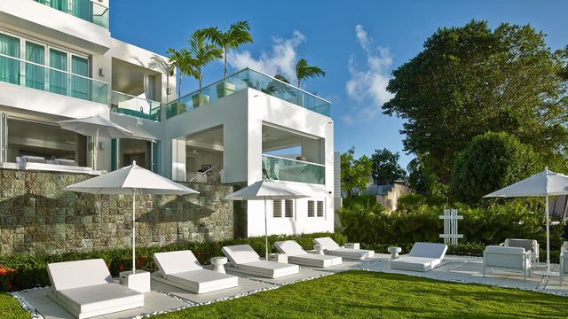 L'intension de Kelly Hoppen : La décoration de la villa Footprints est le dernier projet de Kelly Hoppen MBE. Située à la Barbade, la décoratrice s'est inspirée du climat tropical et de la vue idyllique que possède la villa.  L'atmosphère paradisiaque de cette bâtisse s'étend sur plus de 2 200 m2 face à la mer. Le fil conducteur de Kelly Hoppen est l'alliance du confort et du divertissement. L'impression de dedans-dehors est aussi au coeur du projet. Des couleurs neutres s'invitent dans chaque pièce avec des matières nobles comme la céramique, le lin ou le bois. 

L'aménagement : le principal défi de Kelly Hoppen a été de recréer une seule et même villa dans un bâtiment séparé en plusieurs appartements auparavant. Au rez-de-chaussée, elle a créé un grand séjour et une cuisine, le tout ouvert sur l'extérieur. Dans les étages, chaque chambre possède sa salle de bains et sa terrasse privative.