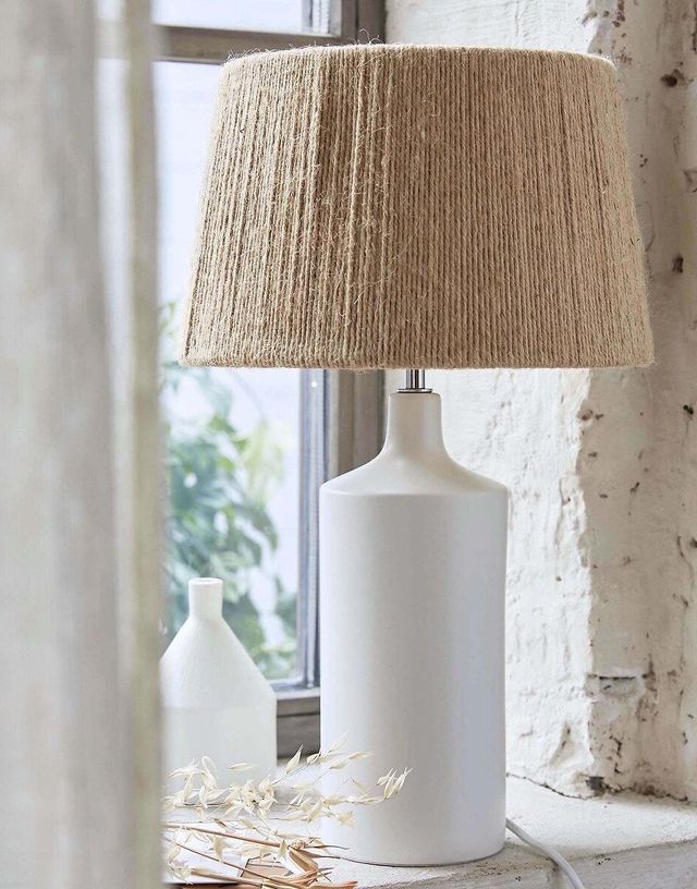 Sur un abat-jour, le chanvre offre un éclairage doux et un univers authentique (en photo : lampe en céramique et chanvre Yoru, La Redoute Intérieurs).