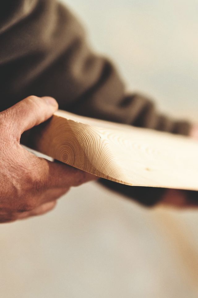 Le mélèze, un bois résineux très dense et d'une grande durabilité.