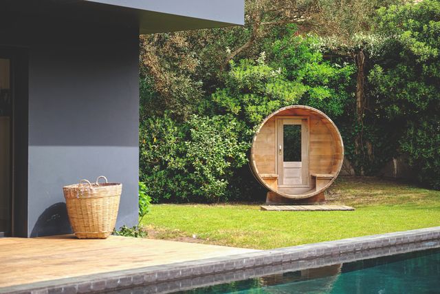 Dans le jardin, le sauna invite à la détente.