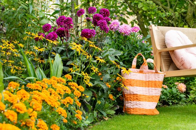 Les bulbes sont parfaits pour créer des ambiances décoratives de saison, près de la terrasse.