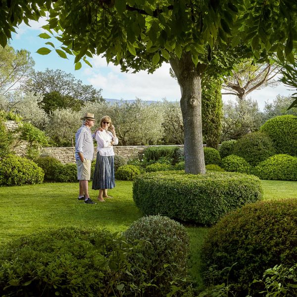 Lorraine et Patrick Frey dans leur fief familial près de Gordes en Provence