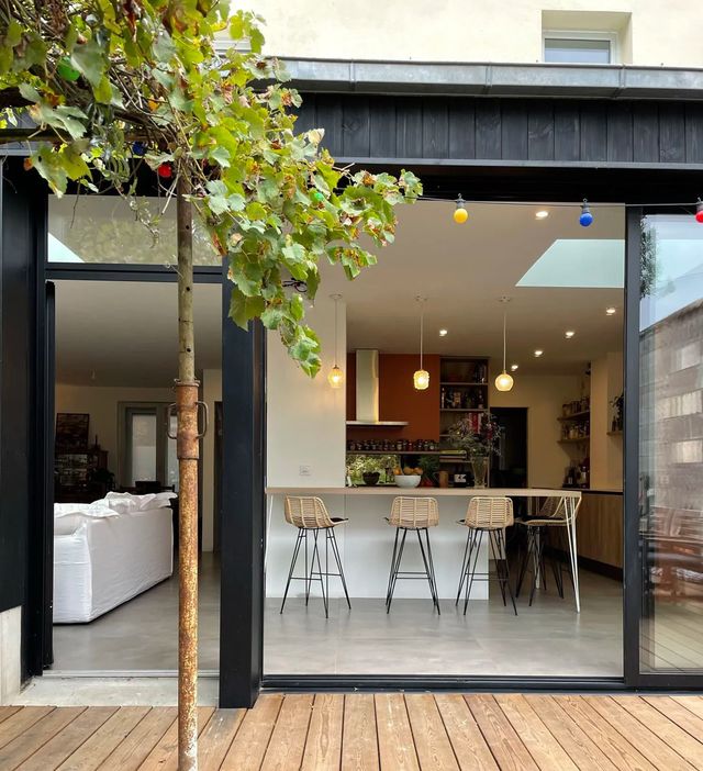 Maison ouverte sur la terrasse avec une grande baie vitrée. Réalisation Stéphanie Durand