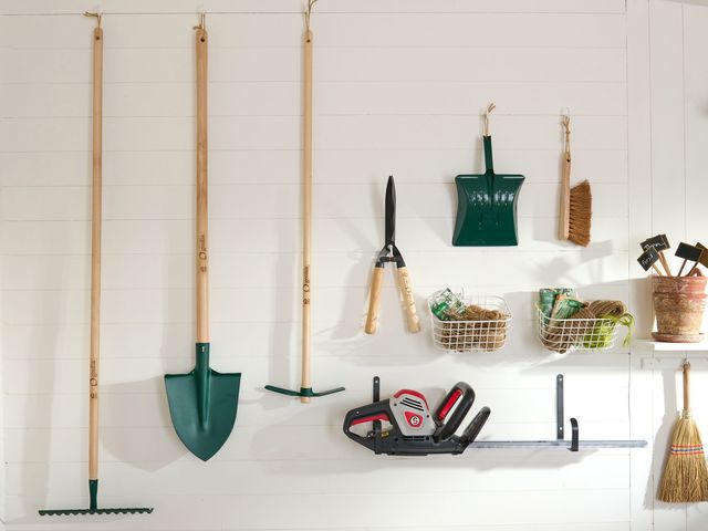 Pour les outils de jardin, optez pour le traditionnel bois et métal, durable et solide.