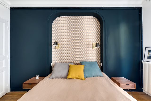 Appliquer une teinte foncée dans la chambre peut être une très belle idée pour une atmosphère apaisante. Réalisation de l'agence d'architectes d'intérieur Transition Interior Design