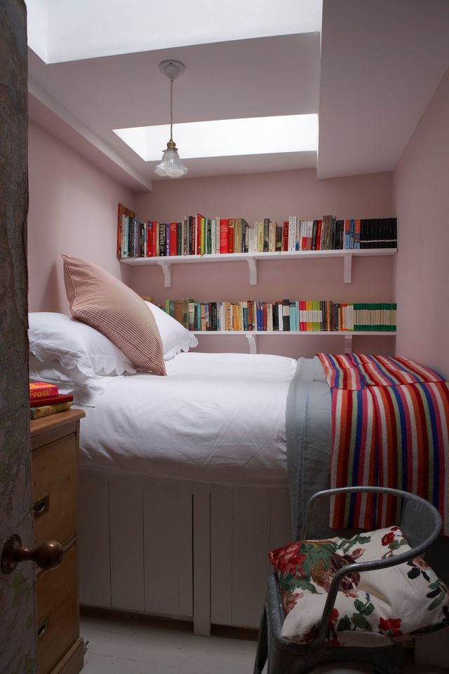 Peindre les quatre murs de la pièce dans une même teinte peut être très rassurant (Pink Calamine, Farrow & Ball).