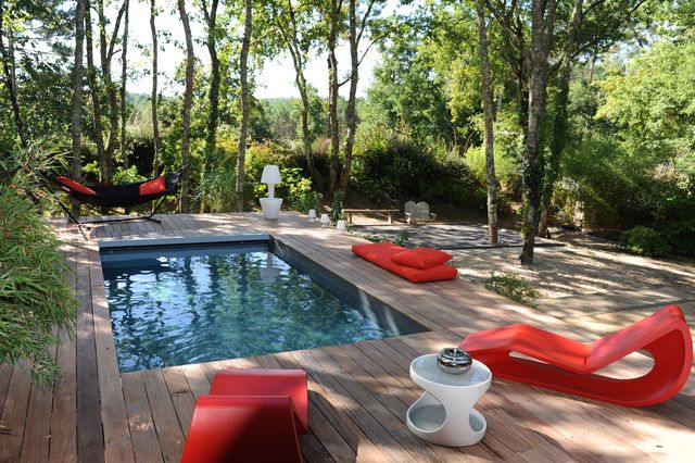 Piscine en bois de 10 m2 équipée d'un escalier, d'une pompe à chaleur, d'un projecteur et d'un volet automatique immergé : 21 000 euros. Pose : environ 10 000 euros. Piscinelle