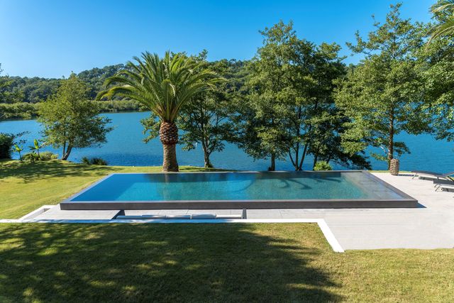 Piscine miroir construite en béton armé par Piscines Carré Bleu Pyrénées-Atlantiques - Bidart (64) Architecte : Delphine Carrère