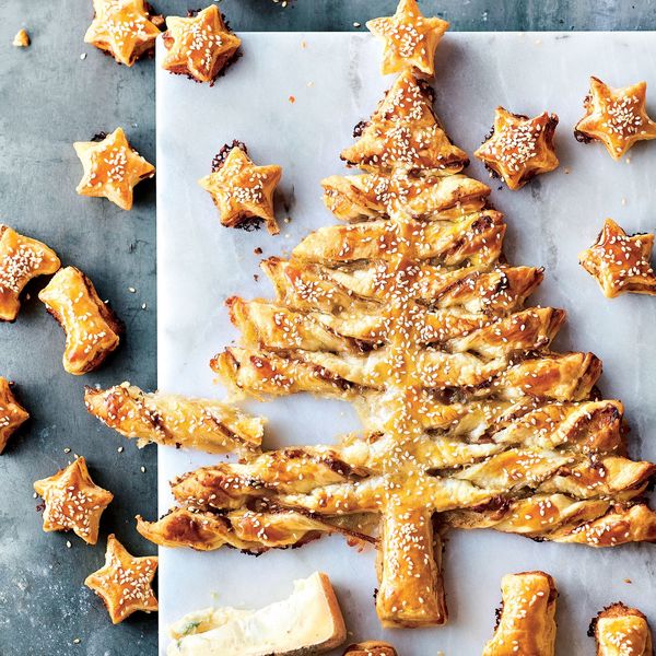 En forme de sapin, la tarte apéritive gorgonzola, poire et noix plante le décor