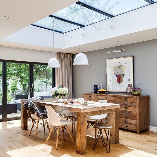 Une salle à manger installée sous verrière