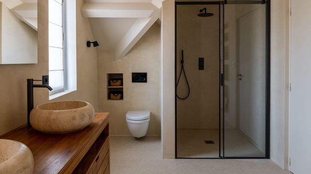 Avant/après : une salle de bains en béton ciré aux accents chaleureux