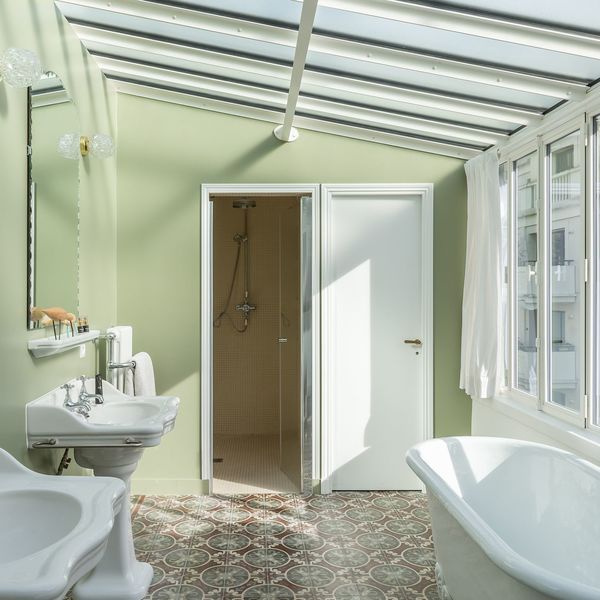 Un vieux vert discret pour une salle de bains look rétro