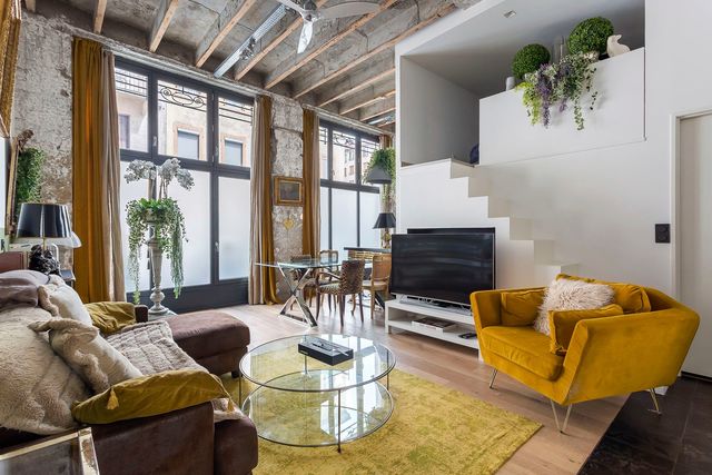 Un appartement loft rénové à Lyon. Les lofts permettent de préserver la mixité et sont souvent conçus à la fois pour y travailler et y habiter.