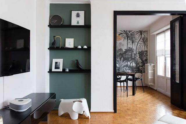 Séjour d'un appartement familial, couleur et papier peint au mur. Réalisation Silia Studio