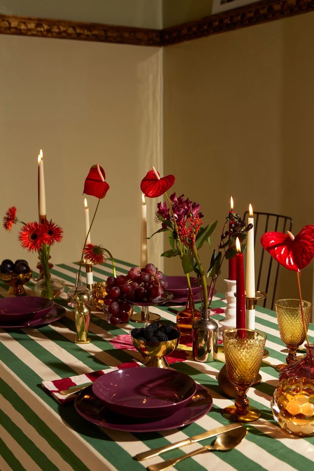 Un style plus classique-chic fait son petit effet pour un dîner en extérieur.