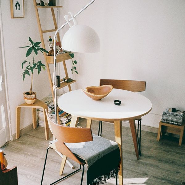 Un lampadaire design ajoute du caractère à la table de repas