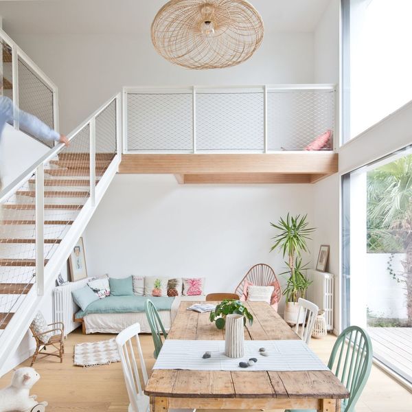 Une banquette pour créer un coin salon sous un escalier